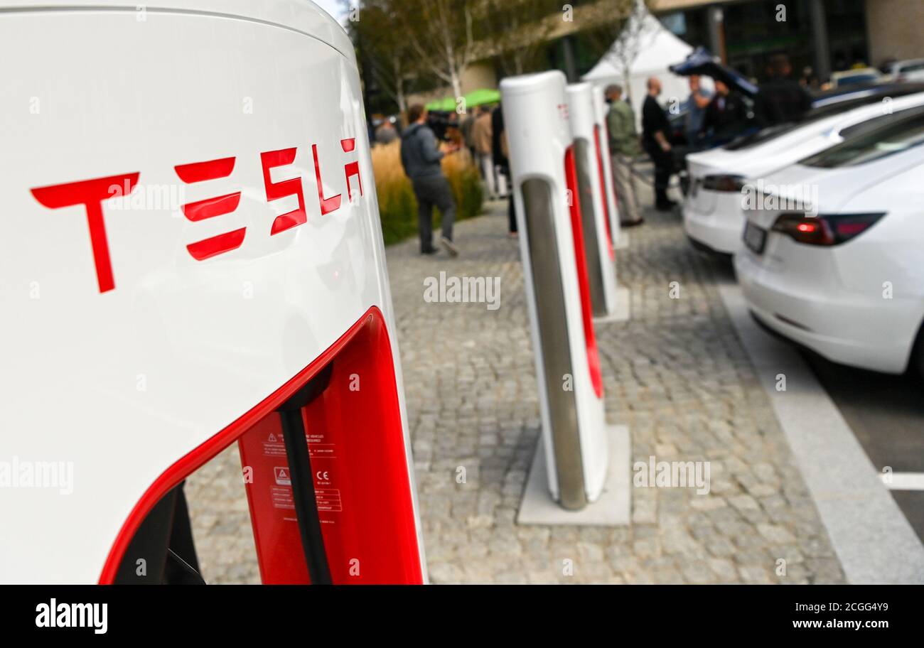 10 settembre 2020, Berlino: Le auto Tesla sono parcheggiate accanto ai nuovi supercaricabatterie Tesla V3 di ultima generazione, sui terreni dell'EUREF Campus Berlin. Come una delle prime sedi in Germania, la nuova stazione di ricarica rapida Tesla verrà messa in funzione qui. Foto: Jens Kalaene/dpa-Zentralbild/dpa Foto Stock