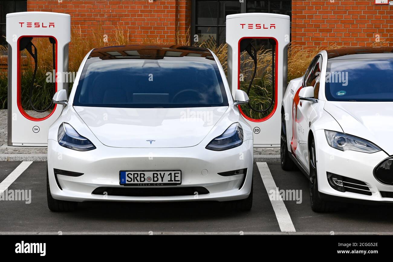 Berlino, Germania. 10 settembre 2020. Le auto Tesla sono parcheggiate davanti ai nuovi sovralimentatori Tesla V3 di ultima generazione sul campus EUREF di Berlino. Come una delle prime sedi in Germania, la nuova stazione di ricarica rapida Tesla verrà messa in funzione qui. Credit: Jens Kalaene/dpa-Zentralbild/dpa/Alamy Live News Foto Stock
