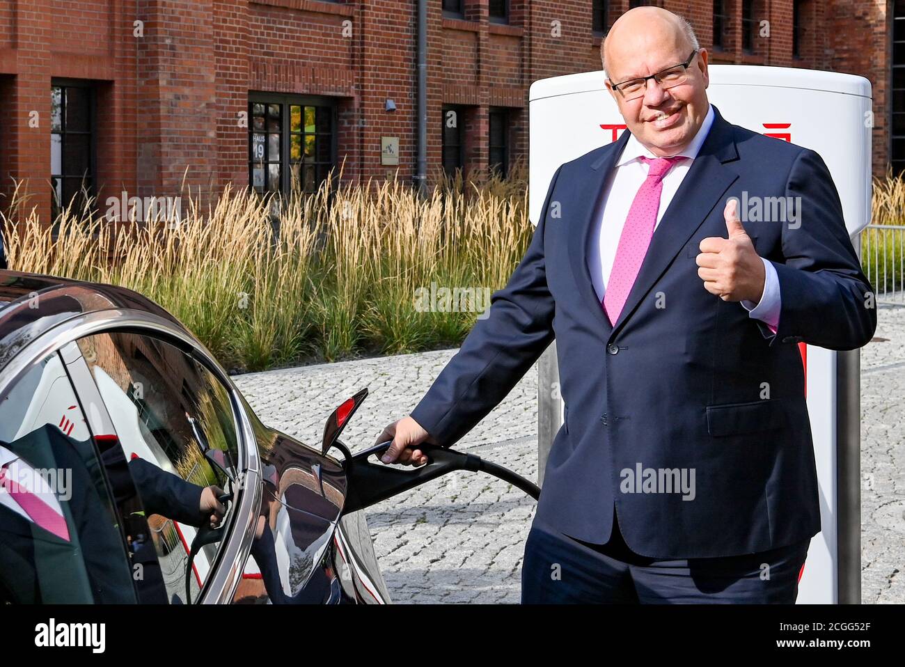 Berlino, Germania. 10 settembre 2020. Peter Altmeier (CDU), Ministro federale dell'economia, alla presentazione dell'ultima generazione del Supercharger Tesla V3 nel campus EUREF di Berlino. Come una delle prime sedi in Germania, la nuova stazione di ricarica rapida Tesla verrà messa in funzione qui. Credit: Jens Kalaene/dpa-Zentralbild/dpa/Alamy Live News Foto Stock