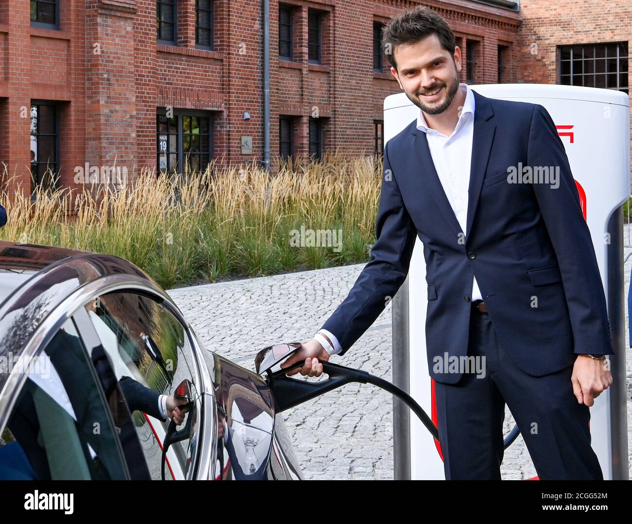 Berlino, Germania. 10 settembre 2020. Simon Zwahlen, capo tedesco di Tesla, alla presentazione dell'ultima generazione di Supercharger Tesla V3 presso l'EUREF Campus Berlin. Come una delle prime sedi in Germania, la nuova stazione di ricarica rapida Tesla verrà messa in funzione qui. Credit: Jens Kalaene/dpa-Zentralbild/dpa/Alamy Live News Foto Stock