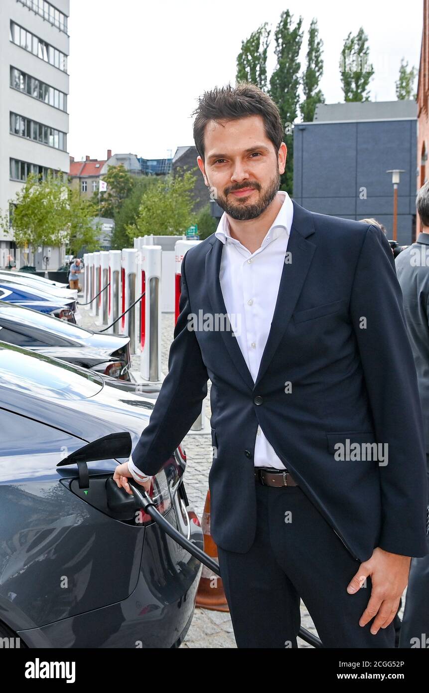 Berlino, Germania. 10 settembre 2020. Simon Zwahlen, capo tedesco di Tesla, alla presentazione dell'ultima generazione di Supercharger Tesla V3 presso l'EUREF Campus Berlin. Come una delle prime sedi in Germania, la nuova stazione di ricarica rapida Tesla verrà messa in funzione qui. Credit: Jens Kalaene/dpa-Zentralbild/dpa/Alamy Live News Foto Stock