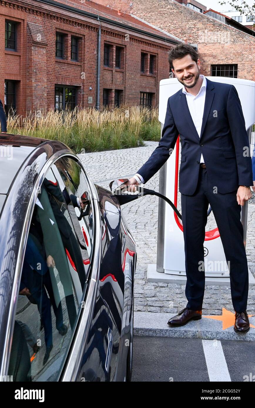 Berlino, Germania. 10 settembre 2020. Simon Zwahlen, capo tedesco di Tesla, alla presentazione dell'ultima generazione di Supercharger Tesla V3 presso l'EUREF Campus Berlin. Come una delle prime sedi in Germania, la nuova stazione di ricarica rapida Tesla verrà messa in funzione qui. Credit: Jens Kalaene/dpa-Zentralbild/dpa/Alamy Live News Foto Stock
