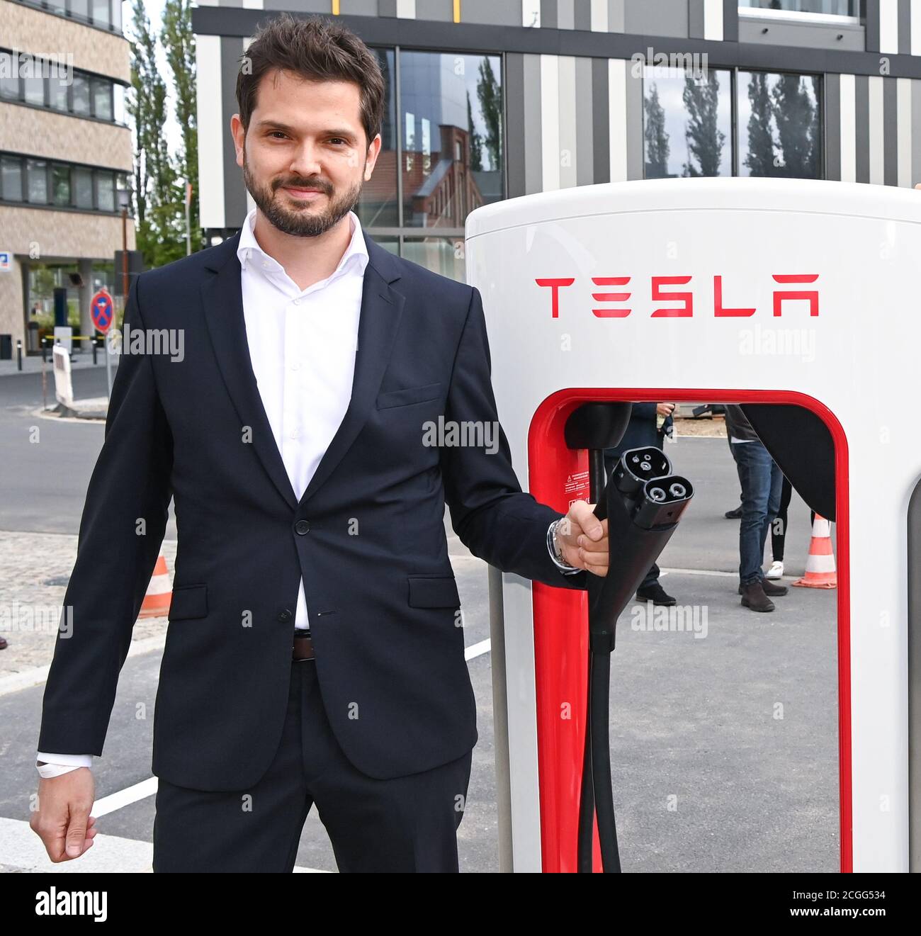 Berlino, Germania. 10 settembre 2020. Simon Zwahlen, capo tedesco di Tesla, alla presentazione dell'ultima generazione di Supercharger Tesla V3 presso l'EUREF Campus Berlin. Come una delle prime sedi in Germania, la nuova stazione di ricarica rapida Tesla verrà messa in funzione qui. Credit: Jens Kalaene/dpa-Zentralbild/dpa/Alamy Live News Foto Stock