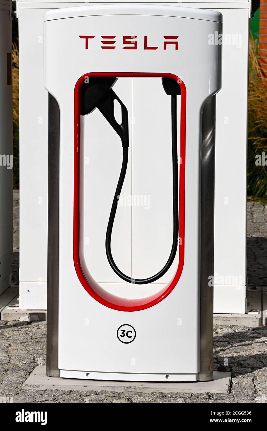 Berlino, Germania. 10 settembre 2020. Un nuovo Supercharger V3 Tesla di ultima generazione sull'EUREF-Campus Berlin. Come una delle prime sedi in Germania, la nuova stazione di ricarica rapida Tesla viene messa in funzione qui. Credit: Jens Kalaene/dpa-Zentralbild/dpa/Alamy Live News Foto Stock