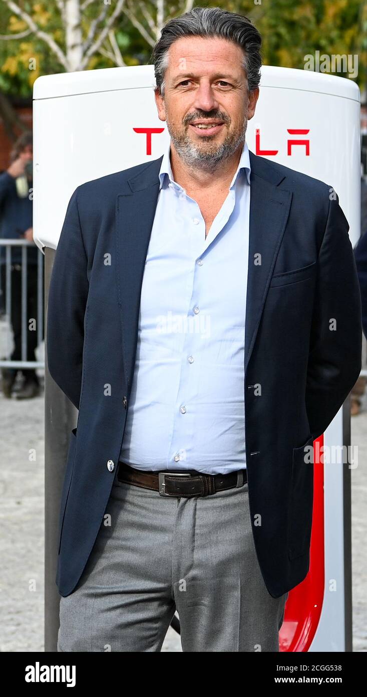 Berlino, Germania. 10 settembre 2020. Jeroen von Tilburg, responsabile dell'infrastruttura di ricarica europea Tesla, alla presentazione dell'ultima generazione di Supercharger Tesla V3 sul campus EUREF di Berlino. Come una delle prime sedi in Germania, la nuova stazione di ricarica rapida Tesla verrà messa in funzione qui. Credit: Jens Kalaene/dpa-Zentralbild/dpa/Alamy Live News Foto Stock