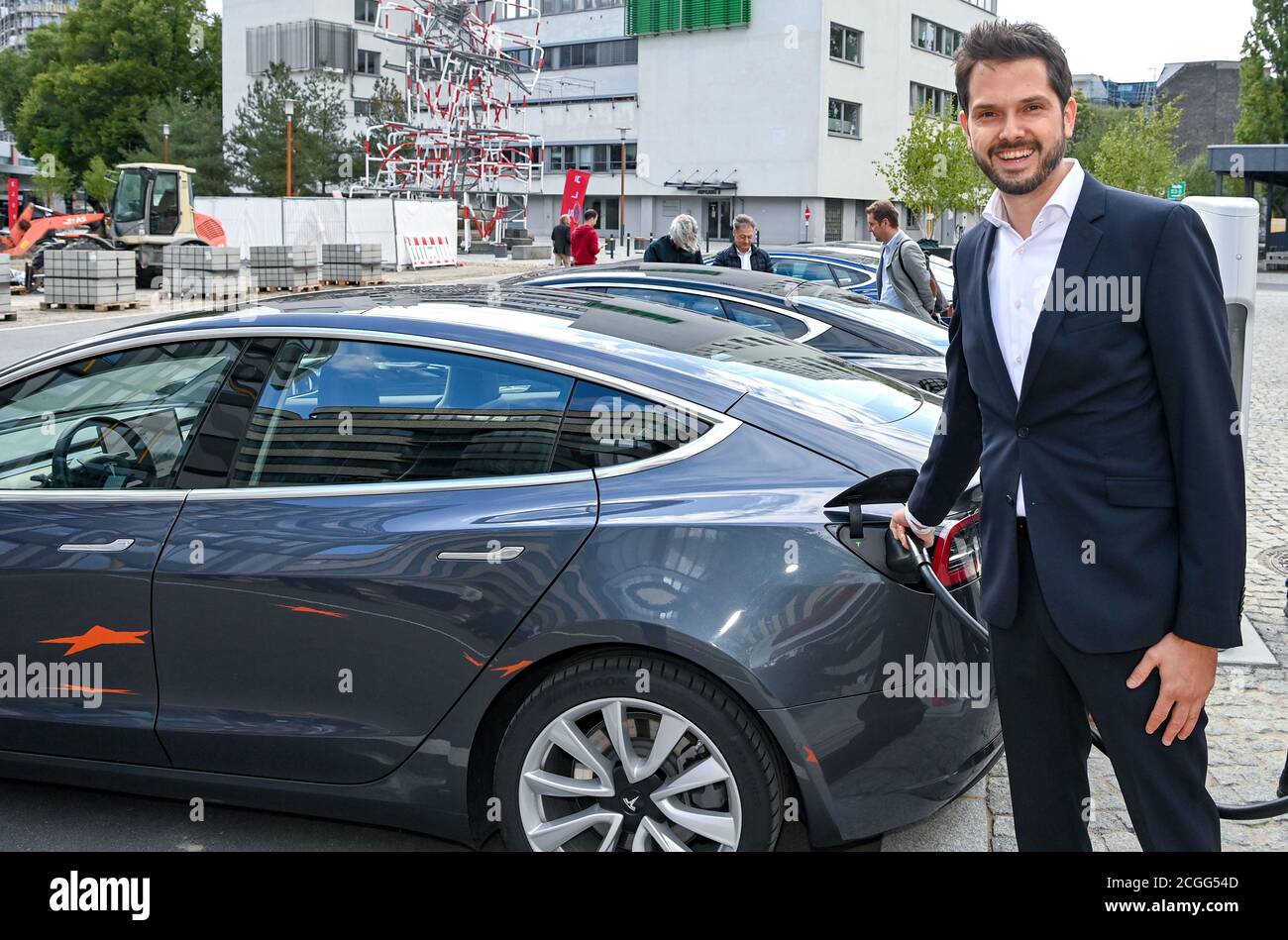Berlino, Germania. 10 settembre 2020. Simon Zwahlen, capo tedesco di Tesla, alla presentazione dell'ultima generazione di Supercharger Tesla V3 presso l'EUREF Campus Berlin. Come una delle prime sedi in Germania, la nuova stazione di ricarica rapida Tesla verrà messa in funzione qui. Credit: Jens Kalaene/dpa-Zentralbild/dpa/Alamy Live News Foto Stock