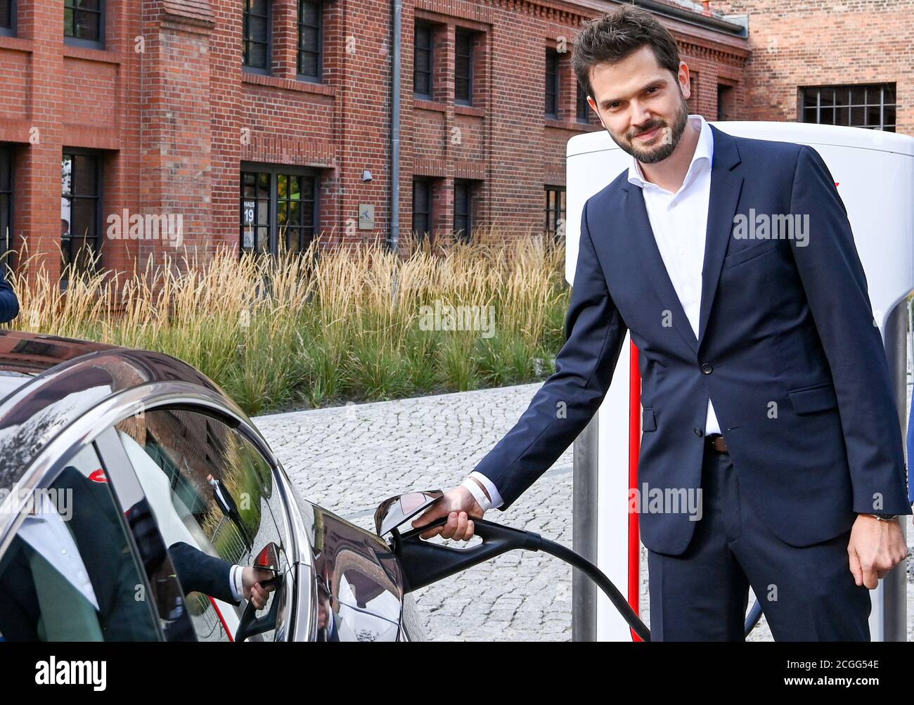 Berlino, Germania. 10 settembre 2020. Simon Zwahlen, capo tedesco di Tesla, alla presentazione dell'ultima generazione di Supercharger Tesla V3 presso l'EUREF Campus Berlin. Come una delle prime sedi in Germania, la nuova stazione di ricarica rapida Tesla verrà messa in funzione qui. Credit: Jens Kalaene/dpa-Zentralbild/dpa/Alamy Live News Foto Stock