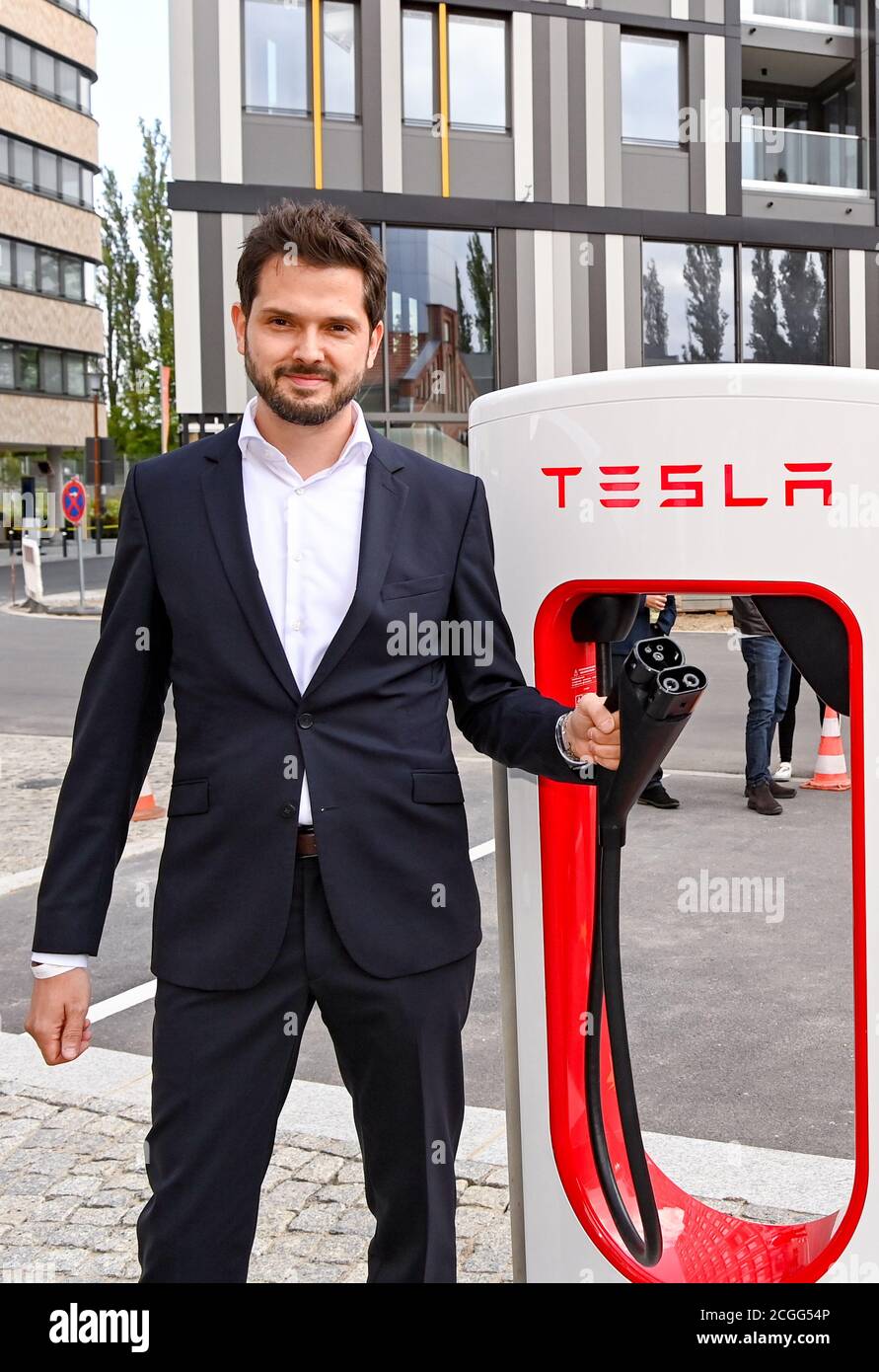 Berlino, Germania. 10 settembre 2020. Simon Zwahlen, capo tedesco di Tesla, alla presentazione dell'ultima generazione di Supercharger Tesla V3 presso l'EUREF Campus Berlin. Come una delle prime sedi in Germania, la nuova stazione di ricarica rapida Tesla verrà messa in funzione qui. Credit: Jens Kalaene/dpa-Zentralbild/dpa/Alamy Live News Foto Stock