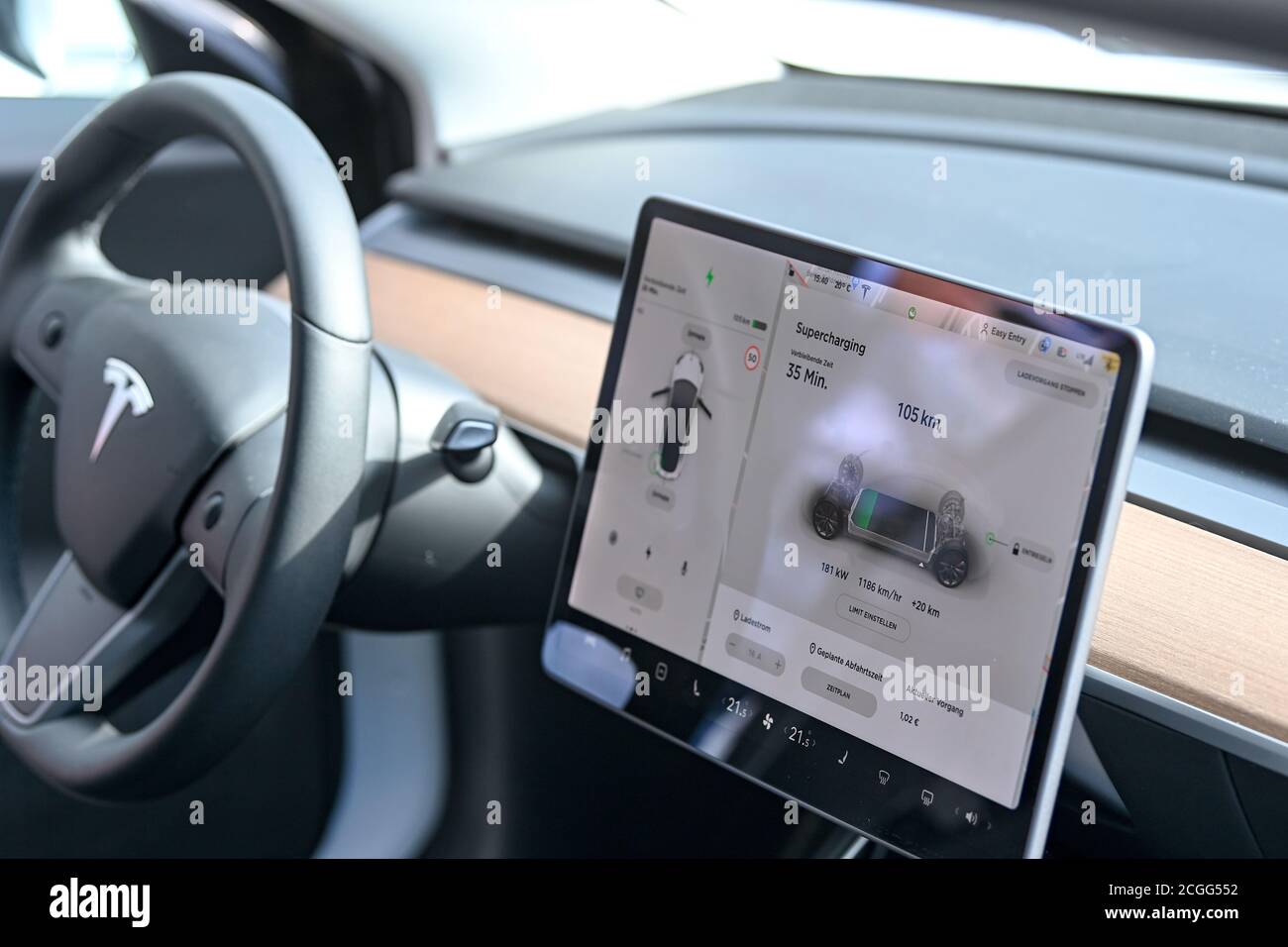 Berlino, Germania. 10 settembre 2020. Un display nell'abitacolo di una Tesla mostra il programma di ricarica con il nuovo Supercharger V3 Tesla di ultima generazione presso l'EUREF-Campus Berlin. Come una delle prime sedi in Germania, la nuova stazione di ricarica rapida Tesla viene messa in funzione qui. Credit: Jens Kalaene/dpa-Zentralbild/dpa/Alamy Live News Foto Stock