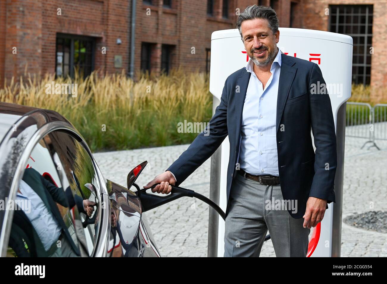 Berlino, Germania. 10 settembre 2020. Jeroen von Tilburg, responsabile dell'infrastruttura di ricarica europea Tesla, alla presentazione dell'ultima generazione di Supercharger Tesla V3 sul campus EUREF di Berlino. Come una delle prime sedi in Germania, la nuova stazione di ricarica rapida Tesla verrà messa in funzione qui. Credit: Jens Kalaene/dpa-Zentralbild/dpa/Alamy Live News Foto Stock