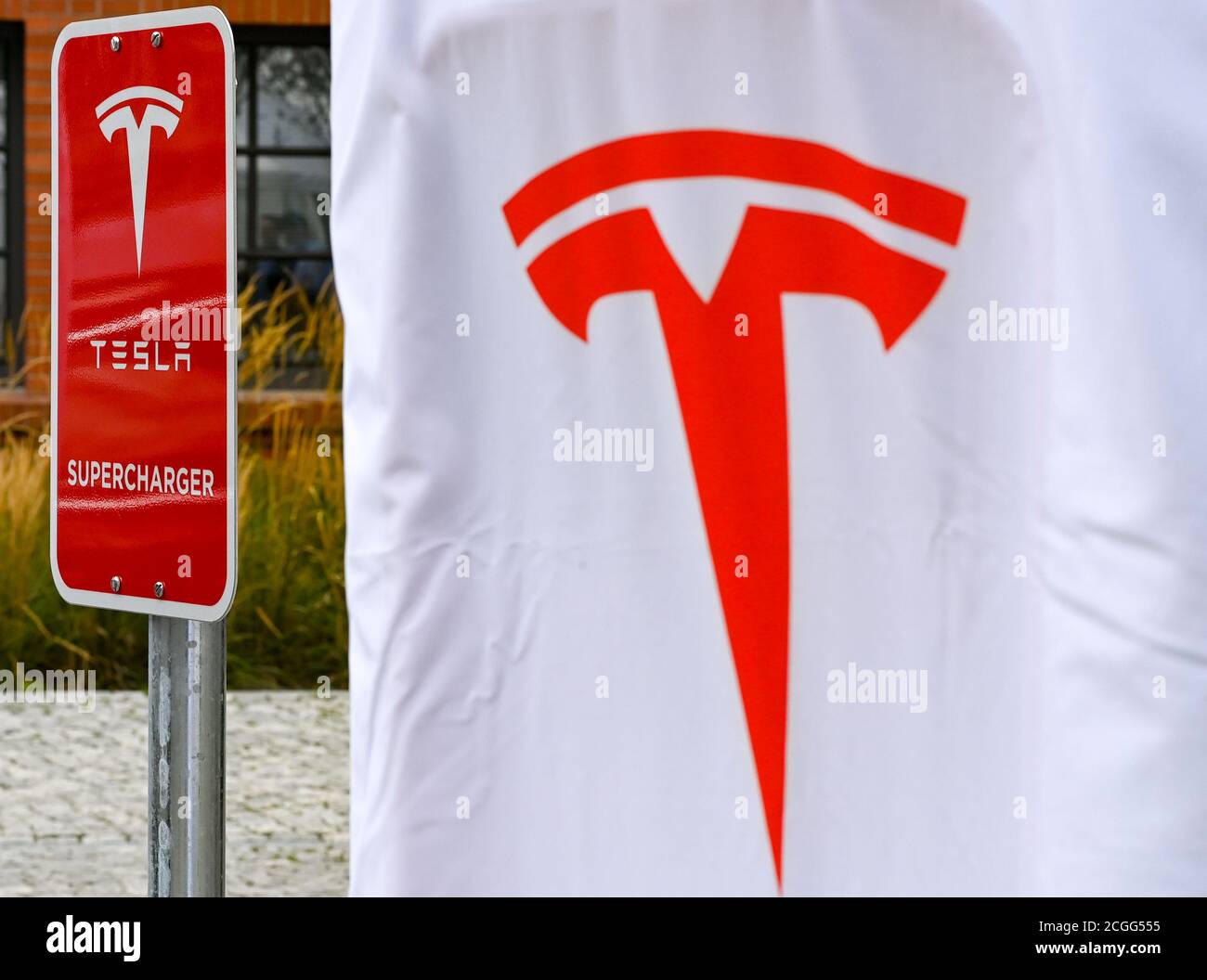 Berlino, Germania. 10 settembre 2020. I cartelli indicano il nuovo Supercharger V3 Tesla di ultima generazione presso l'EUREF-Campus Berlin. Come una delle prime sedi in Germania, la nuova stazione di ricarica rapida Tesla verrà messa in funzione qui. Credit: Jens Kalaene/dpa-Zentralbild/dpa/Alamy Live News Foto Stock