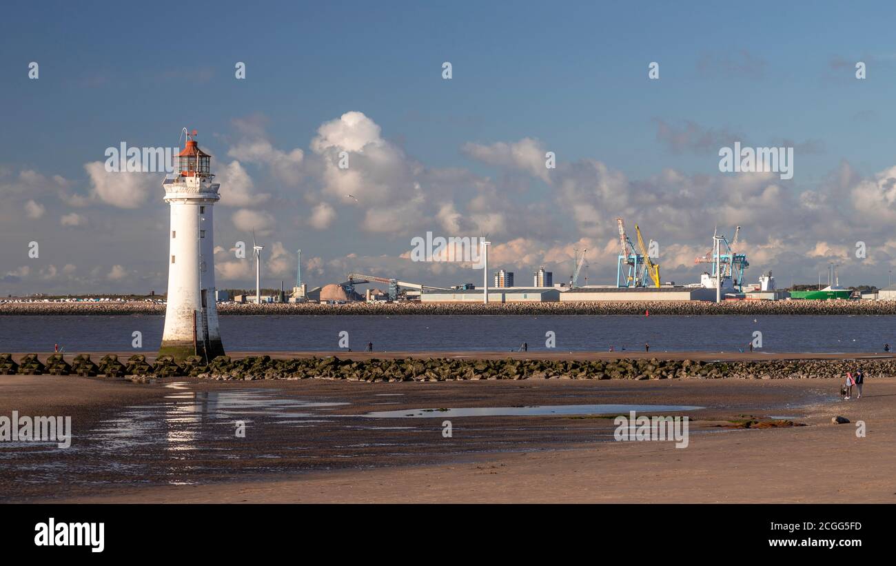 Faro di New Brighton e fiume Mersey, Wirral, Merseyside, Inghilterra Foto Stock