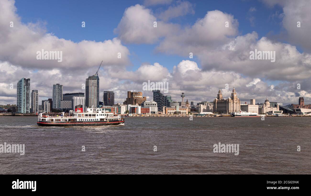 Mersey Ferry naviga oltre lo skyline del lungomare di Liverpool, Merseyside, Inghilterra Foto Stock