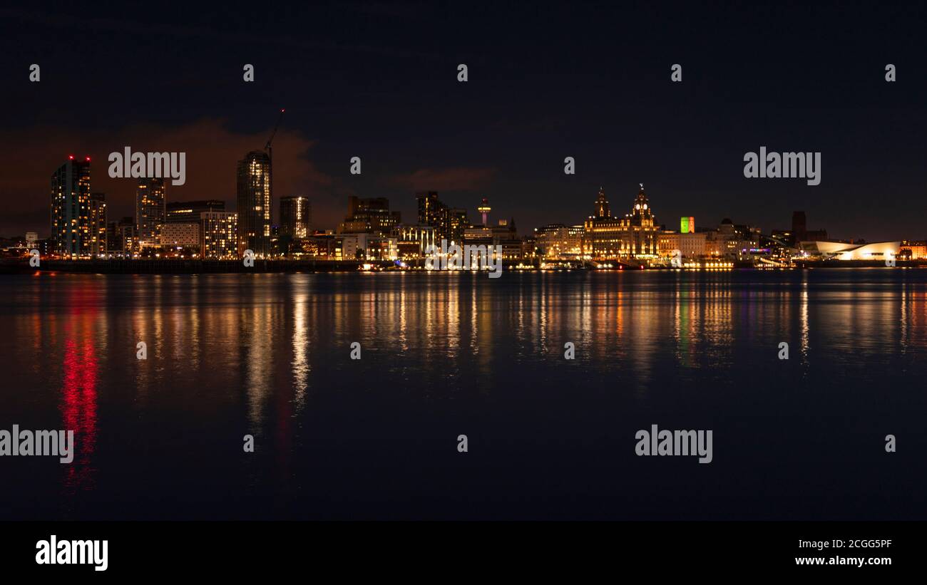 Lo skyline di Liverpool e il fiume Mersey di notte, Merseyside, Inghilterra Foto Stock