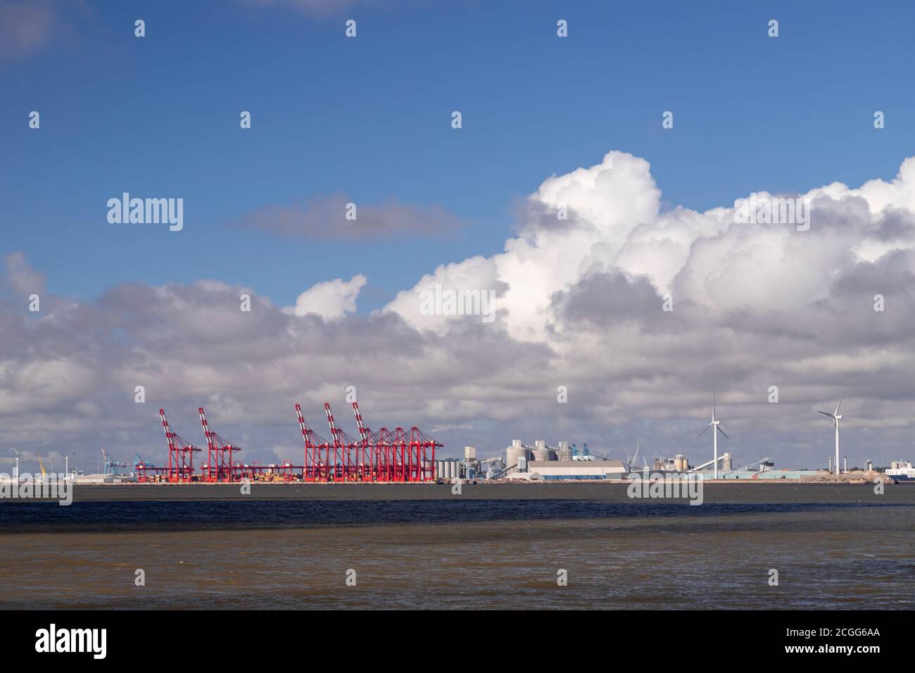 Liverpool 2 Container Dock gru vista da New Brighton, Wirral Foto Stock
