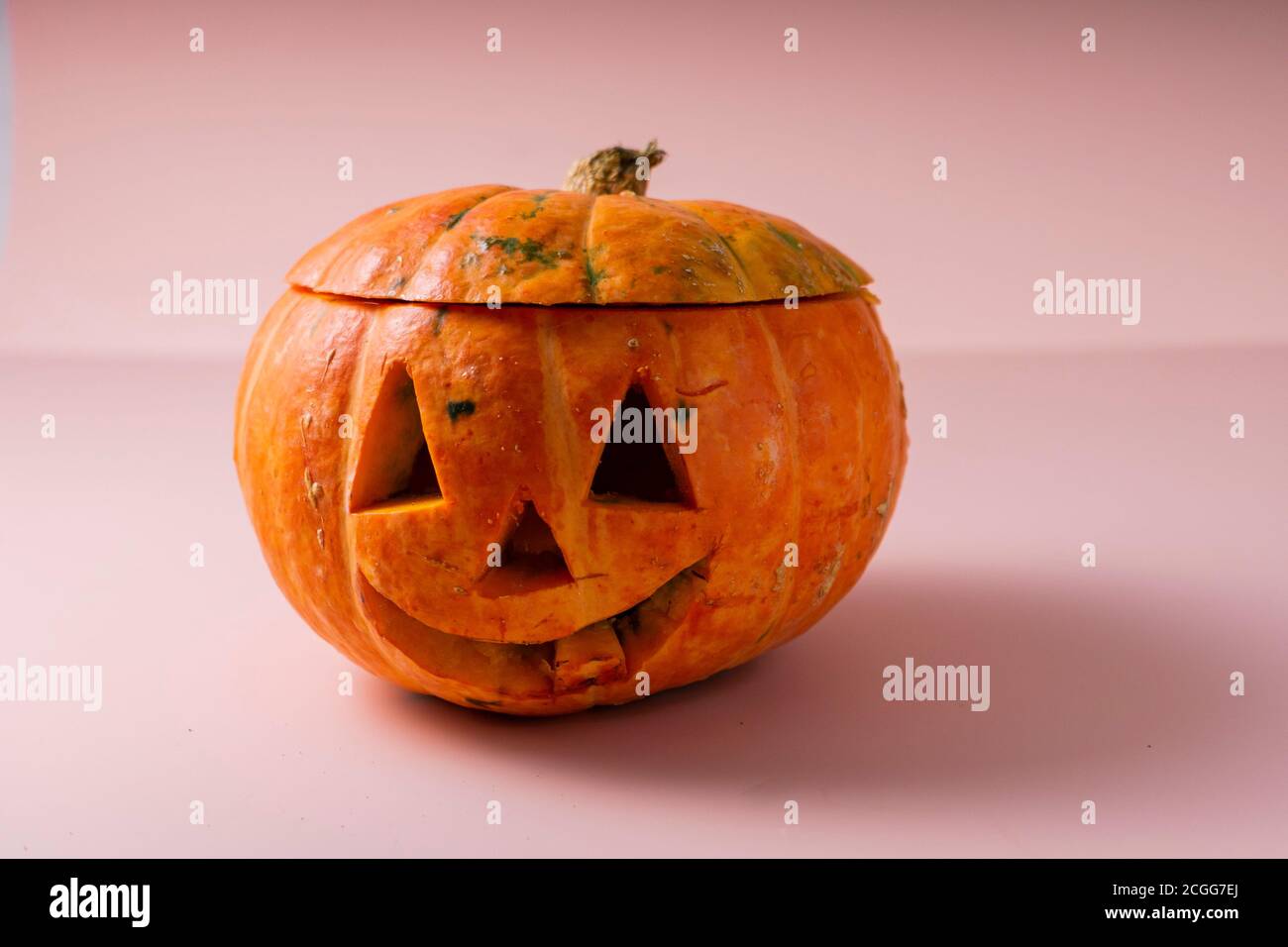 punto 5. mettete una candela di paraffina all'interno della zucca e accendetela. coprite la parte superiore con la parte superiore tagliata Foto Stock