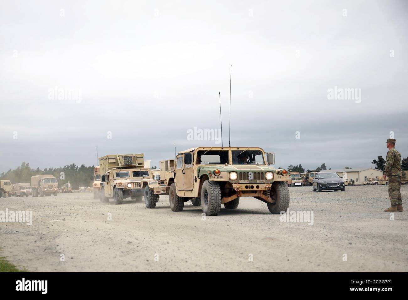 I veicoli assegnati al 3° Battaglione, 67esimo reggimento corazzato, 2° Armored Brigade Combat Team, 3° Divisione Fanteria, si allineano in un pool di automobili a Grafenwoehr, Germania, prima di convocare l'Hohenfels Training Area, Germania, per partecipare a Combined Resolve XIV, settembre 10, 2020 U.S. Army Europe garantisce la disponibilità costante di forze dell'esercito americano credibili in combattimento a sostegno dei nostri alleati e partner e la stabilità e la sicurezza dell'Europa. A tal fine, il nostro personale e le nostre attrezzature devono rimanere ad un livello di preparazione elevato. (US Army photo di Sgt. Thomas Stubblefield) Foto Stock