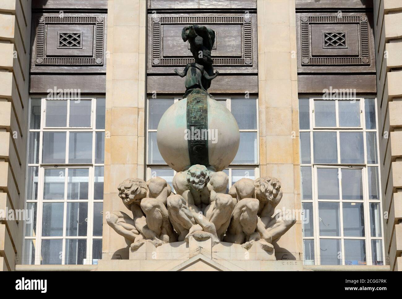 Londra, Inghilterra, Regno Unito. Gruppo scultoreo di Ernest Cole e Alfred Hardiman. 1921. Portland Stone. Sulla facciata ovest della County Hall sulla South Bank Foto Stock