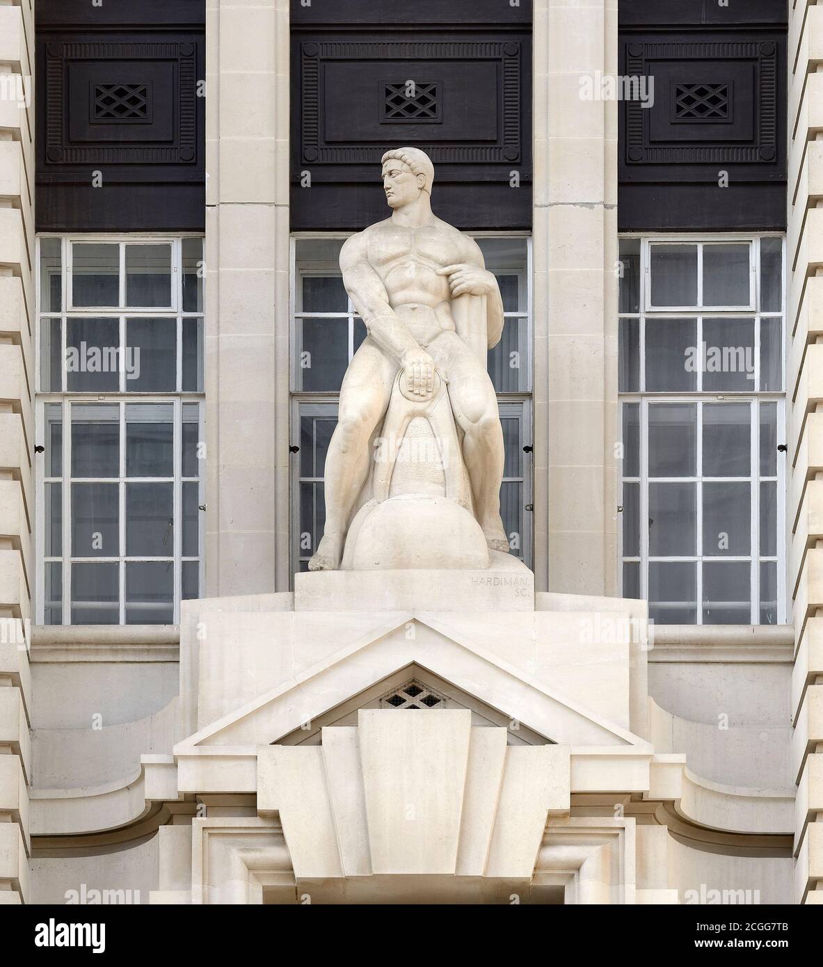 Londra, Inghilterra, Regno Unito. Scultura:'urbanistica' di Alfred Hardiman, scultore. 1921. Portland Stone. Sulla facciata ovest della County Hall sulla South Bank Foto Stock