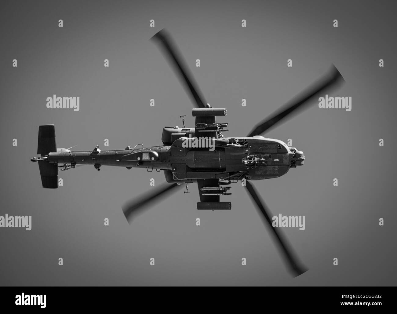 Un AH-64 Apache Longbow da UN Co, 1-3 attacco Battaglione di ricognizione passa direttamente in alto, mentre fornisce un fuoco aereo in tensione a sostegno delle ricertificazioni del controller di attacco terminale congiunto tedesco l'8 settembre presso l'Area di addestramento dei Baumholder, Germania. (STATI UNITI Foto dell'esercito di Robert Fellingham; la foto è stata cambiata in bianco e nero) Foto Stock