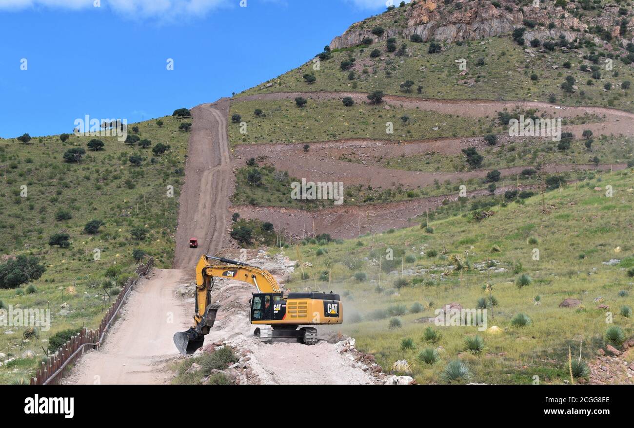 U.S. Army Corps of Engineers South Pacific Border District contractor costruiscono percorsi di accesso al progetto di barriera di confine di Tucson 9 vicino a Naco, Arizona, agosto 12. Questi progetti sono in esecuzione da USACE, come diretto attraverso l'esercito degli Stati Uniti dal Segretario della Difesa, in risposta alla richiesta di assistenza del Dipartimento della sicurezza interna per contribuire a proteggere il confine meridionale degli Stati Uniti bloccando i corridoi di traffico di droga attraverso la costruzione di strade e recinzioni, E l'installazione dell'illuminazione ai sensi della Sezione 284 del titolo 10, Codice USA. DoD e USACE stanno realizzando questi progetti in suppo Foto Stock