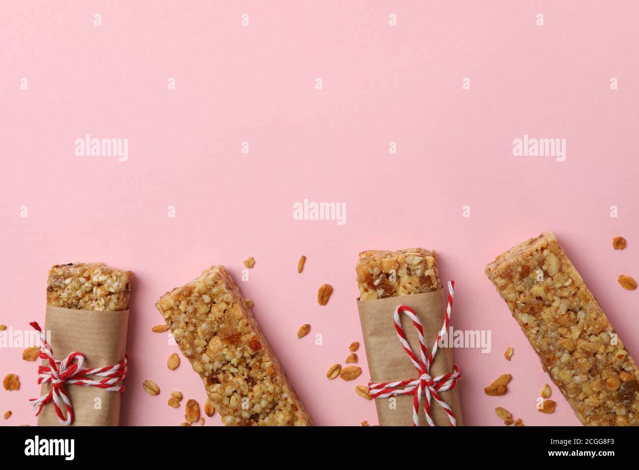 Gustosi granola bar su sfondo rosa, vista dall'alto Foto Stock