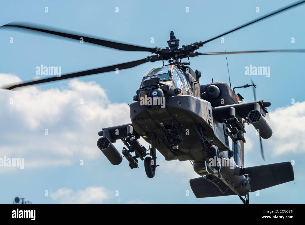 Un elicottero Apache dell'esercito degli Stati Uniti AH-64 con Battaglione di attacco 1-3rd, la brigata di aviazione di combattimento 12 vola sopra l'area di addestramento principale a Baumholder, Germania 7 settembre 2020. Soldati con 1-3 AB hanno condotto una formazione congiunta con i controllori di attacco dei terminali congiunti tedeschi per incrementare l'interoperabilità e la coesione. (STATI UNITI Esercito foto di Ismael Ortega) Foto Stock