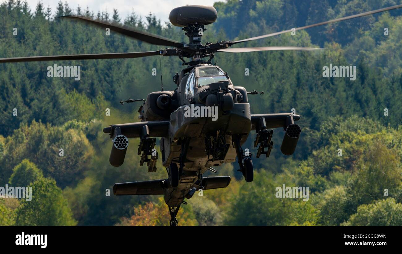 Un elicottero Apache dell'esercito degli Stati Uniti AH-64 con Battaglione di attacco 1-3rd, la brigata di aviazione di combattimento 12 vola sopra l'area di addestramento principale a Baumholder, Germania 7 settembre 2020. Soldati con 1-3 AB hanno condotto una formazione congiunta con i controllori di attacco dei terminali congiunti tedeschi per incrementare l'interoperabilità e la coesione. (STATI UNITI Esercito foto di Ismael Ortega) Foto Stock