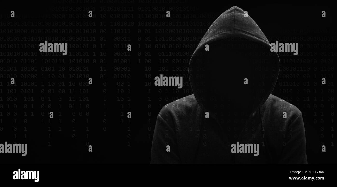 uomo misterioso scuro in una felpa con cappuccio nasconde il suo volto, hacker, anonimo. Foto Stock