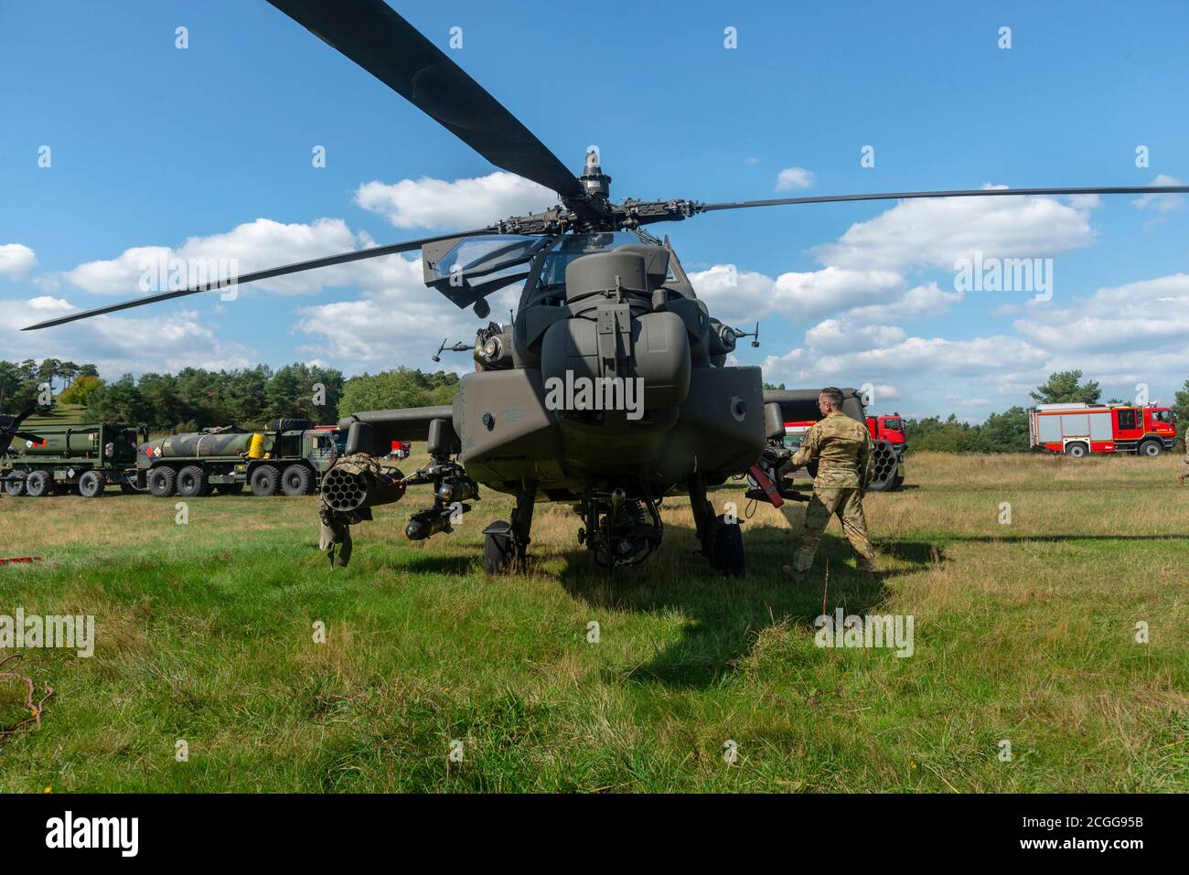 Soldati statunitensi con 1-3° attacco Battaglione, 12° combattimento Aviazione Brigata condurre le procedure di atterraggio sull'elicottero AH-64 Apache a Baumholder, Germania 7 settembre 2020. Soldati con 1-3 AB hanno condotto una formazione congiunta con i controllori di attacco dei terminali congiunti tedeschi per incrementare l'interoperabilità e la coesione. (STATI UNITI Esercito foto di Ismael Ortega) Foto Stock