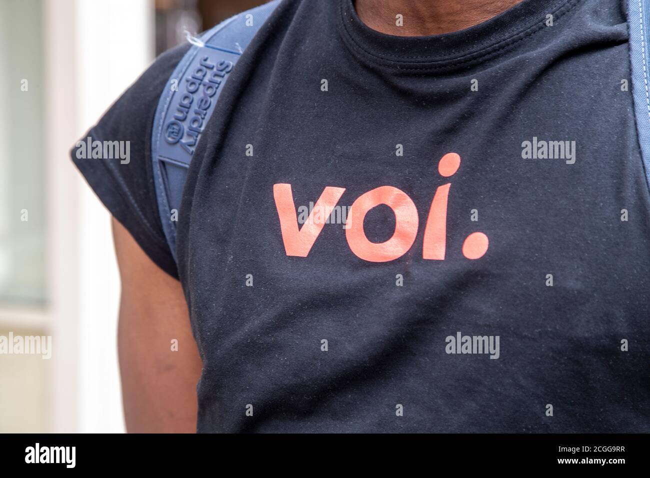 Northampton, Regno Unito, 11 settembre 2020. 300 scooters elettronici stanno colpendo le strade di Northampton e Kettering in una prova di 12 mesi tra Smart Move Northamptonshire e voi e-scooter digitale (foto questa mattina nel centro della città). I piloti avranno bisogno di una patente di guida provvisoria e dell'app del voi, l'e-scooter costerà £1 per sbloccare + £0.20 al minuto e può essere lasciato ovunque una volta finito, un'altra prova è iniziata ieri nel centro di Birmingham. Credit: Keith J Smith./Alamy Live News Foto Stock