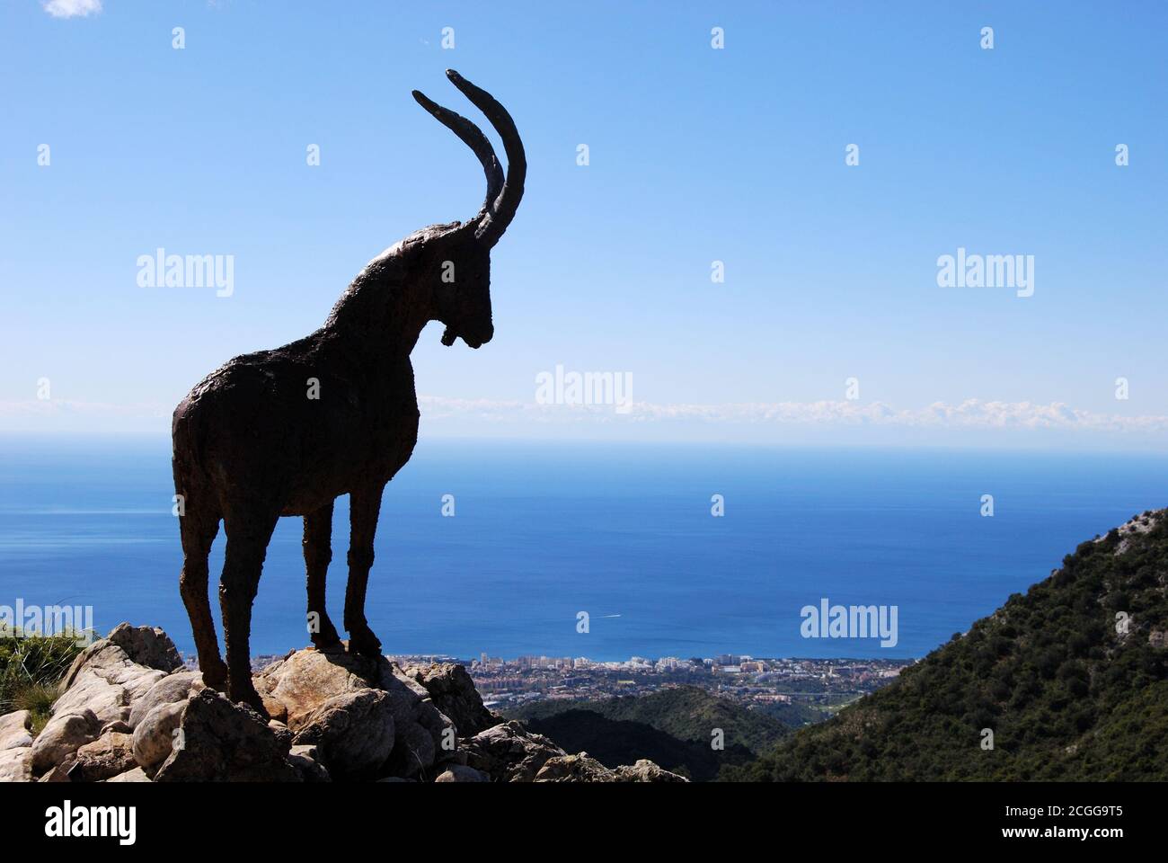 Sagoma di una statua di capra che domina la costa, Refugio de Juanar, vicino Marbella, Costa del Sol, Provincia di Malaga, Andalusia, Spagna, Europa. Foto Stock