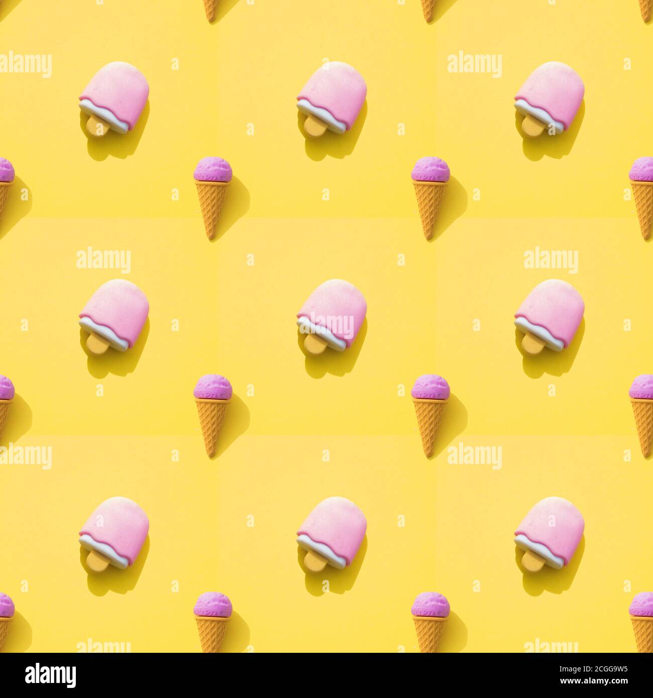 Pattern con gelato su sfondo giallo. Ripetizione senza giunture Foto Stock