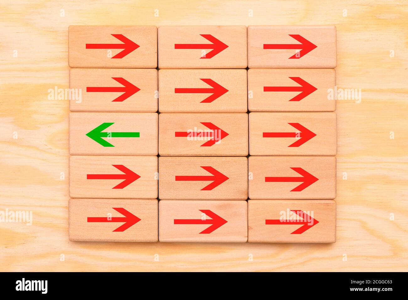 Outsider in opposizione alla folla Foto Stock