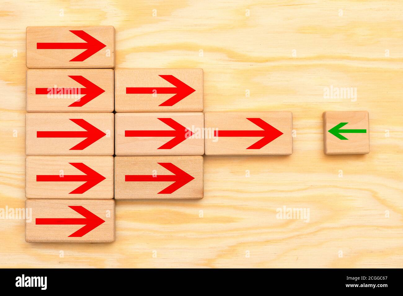 Outsider in opposizione alla folla Foto Stock
