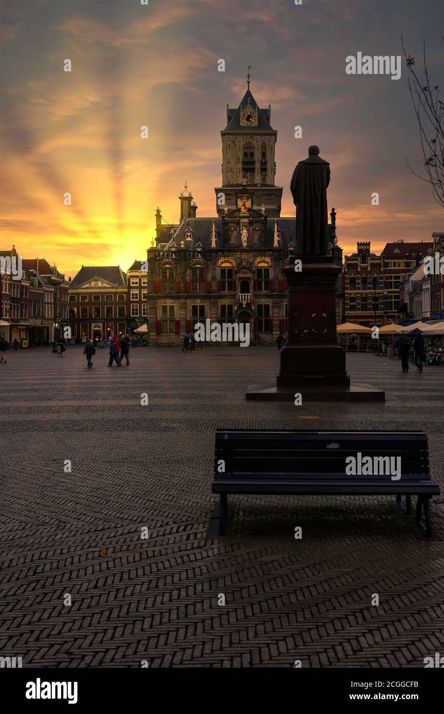 DELFT, 9 novembre 2013 - Tramonto sul centro e il municipio di Delft, dove si concentrano tutti i ristoranti, le attrazioni turistiche e i negozi, Foto Stock