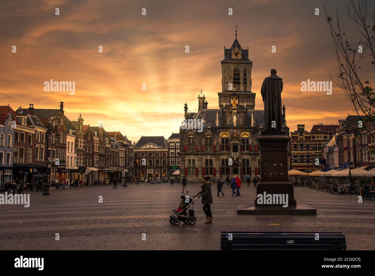 DELFT, 9 novembre 2013 - Tramonto sul centro e il municipio di Delft, dove si concentrano tutti i ristoranti, le attrazioni turistiche e i negozi, Foto Stock