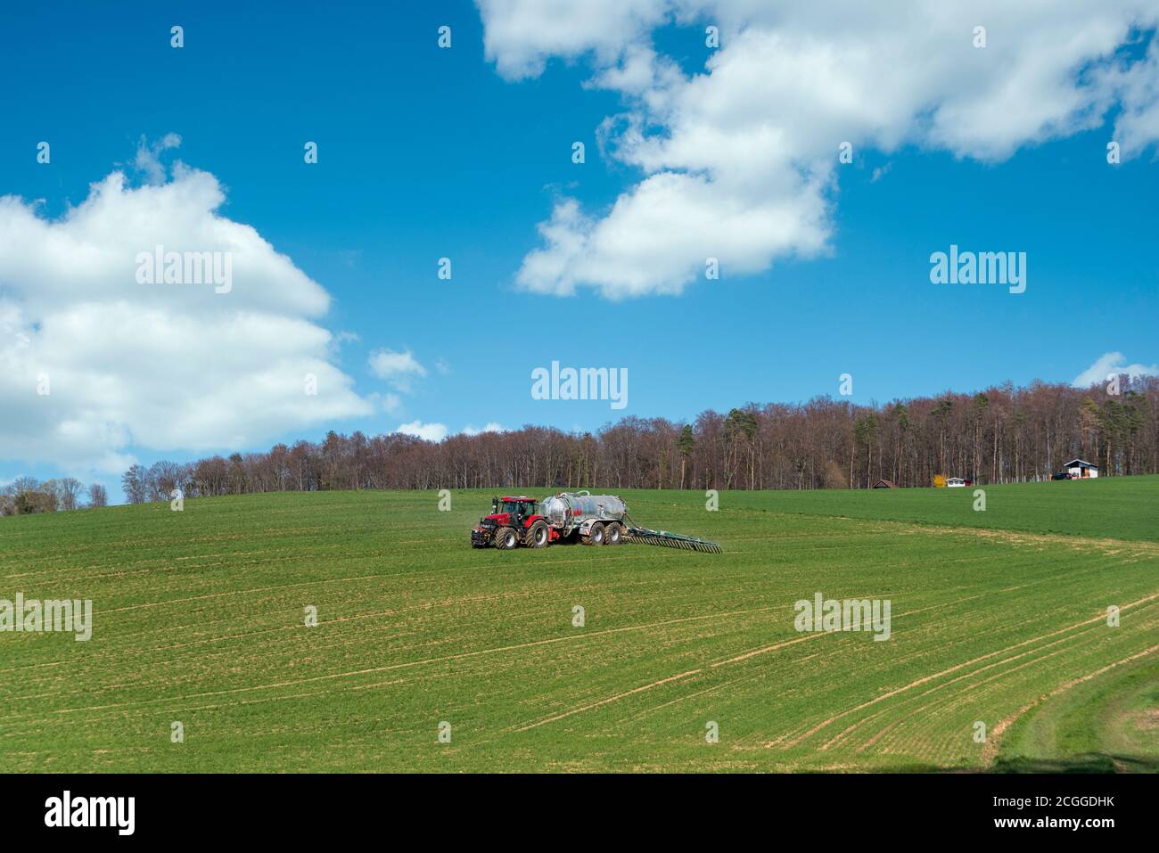 Il trattore arava un campo, Walzbachtal, Kraichgau, Baden-Wurttemberg, Germania, Europa Foto Stock