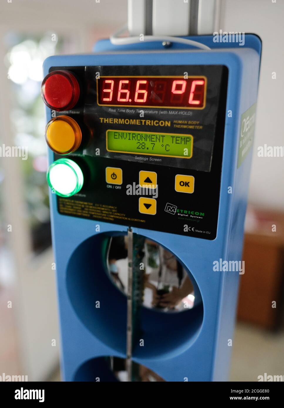 Bucarest, Romania - 10 settembre 2020: Dettagli con un termometro per il corpo umano all'ingresso di una scuola pubblica durante l'epidemia di Covid-19. Foto Stock