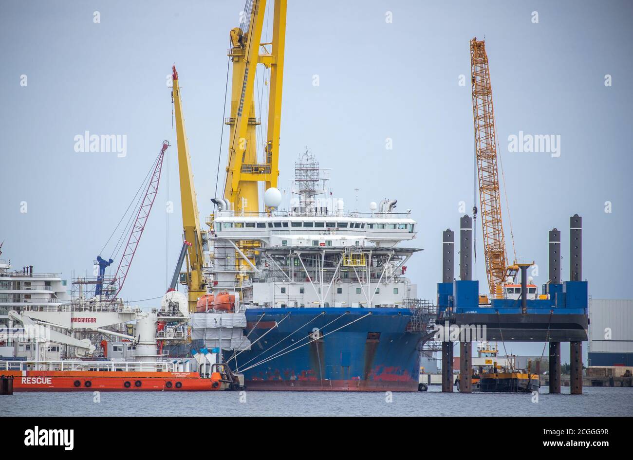 Mukran, Germania. 11 Settembre 2020. La nave da rito russa Akademik Tscherski (M) è ormeggiata nel porto di Mukran, sull'isola di Rügen. La nave speciale è in fase di preparazione nel porto per il suo spiegamento per l'ulteriore costruzione del gasdotto Nord Stream 2 del Mar Baltico. Credit: Jens Büttner/dpa-Zentralbild/dpa/Alamy Live News Foto Stock