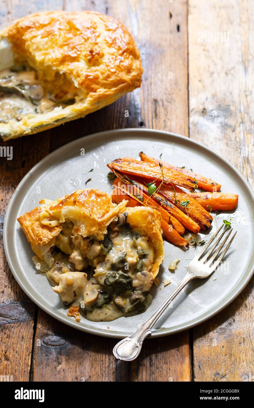 Torta di pollo e funghi con carote arrosto Foto Stock