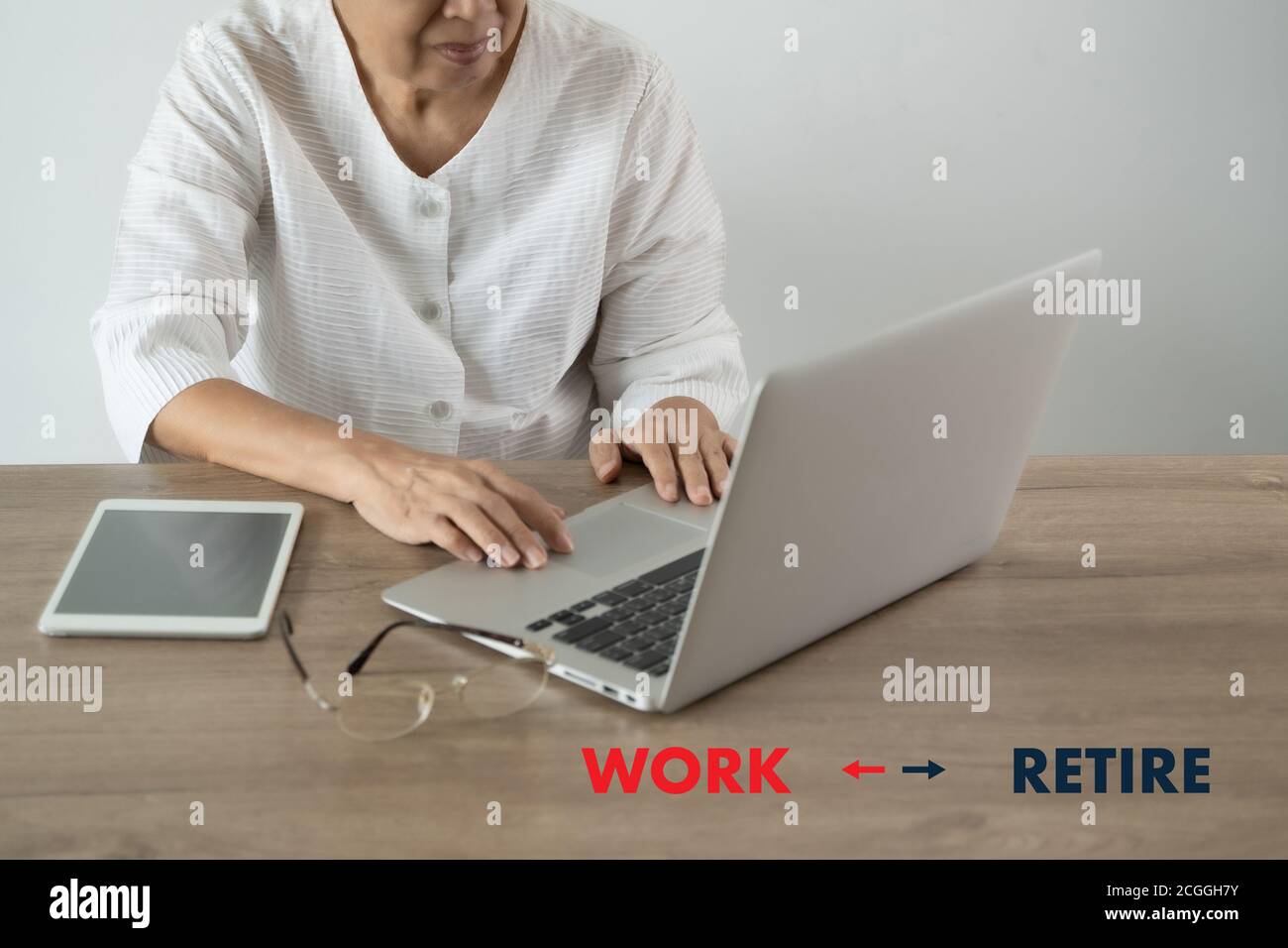 Iscrizione al lavoro e al ritiro con frecce tempo di ritiro in pensione concetto Foto Stock