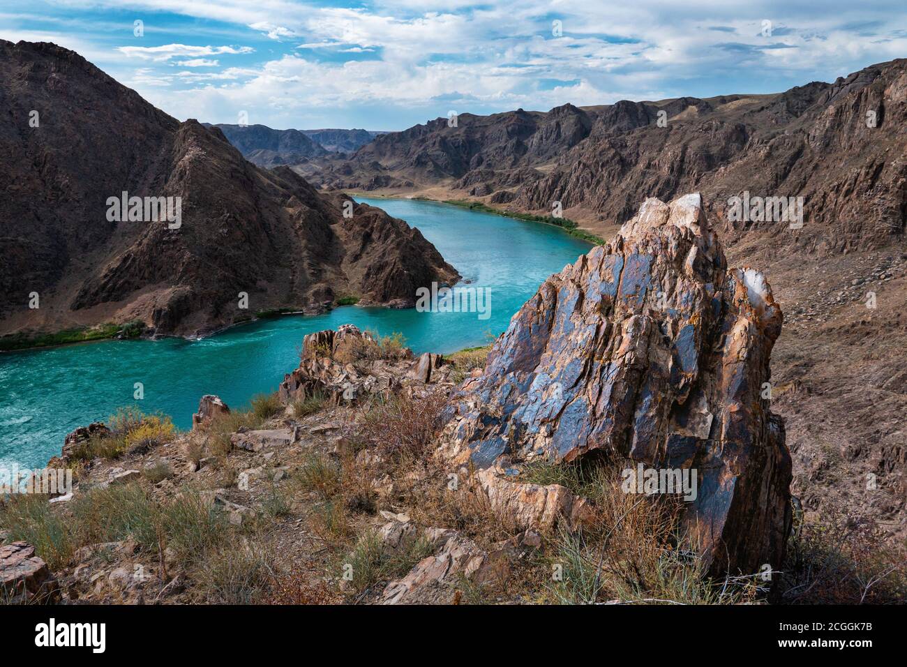 Fiume Ili in primavera. Il Kazakistan. Regione di Almaty. La sorgente è in Cina. Esso sfocia nel lago Balkhash Foto Stock