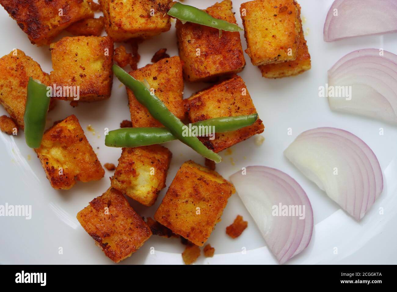 Paneer Tawa o paneer padella fritto, antipasto indiano fatto con formaggio caserario e spezie, antipasto Foto Stock