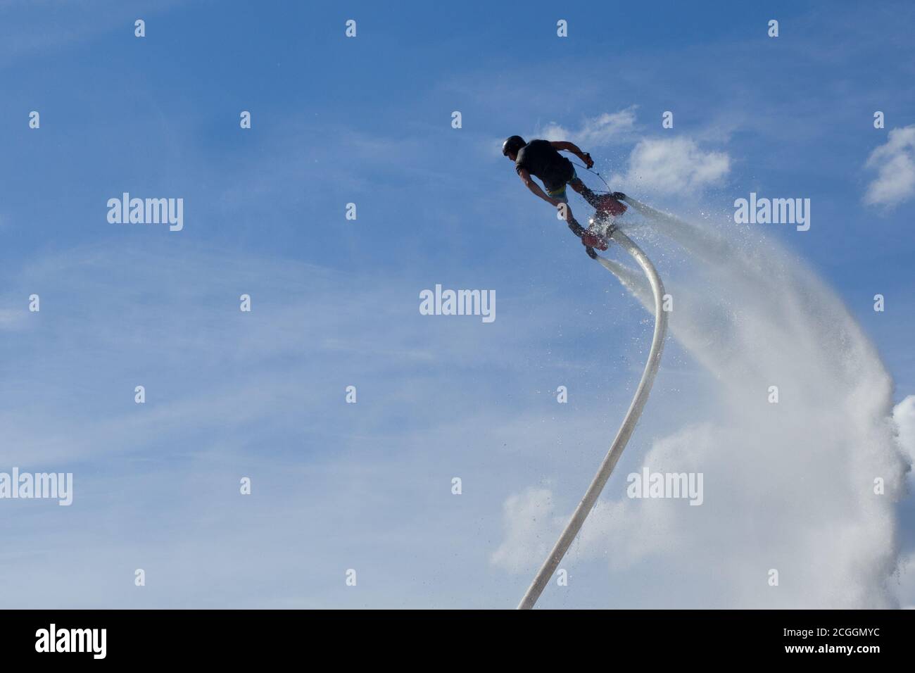 Uomo su flyboard - emozioni umane positive, sentimenti, gioia Foto Stock