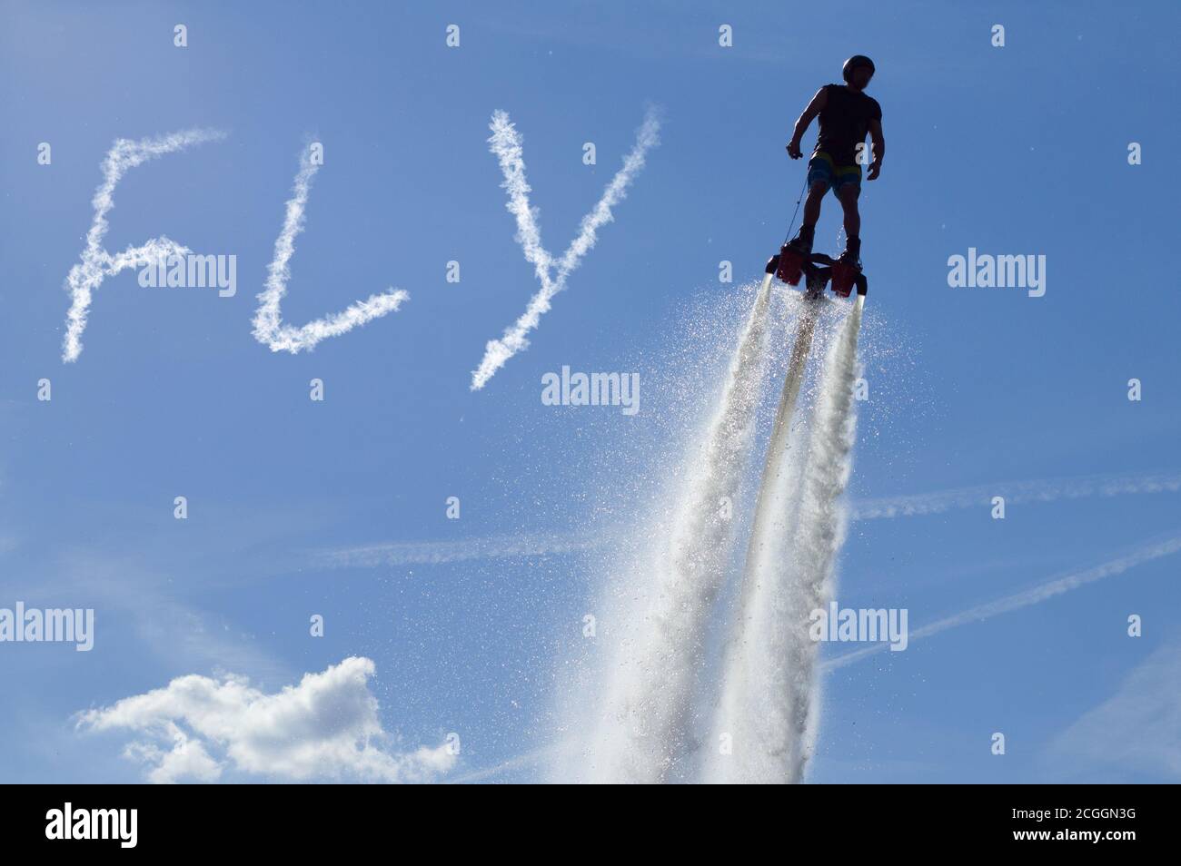 Flyboard - mostra uomo. Sessione di flyboarding nelle acque acquamarine. Iscrizione 'FLY' Foto Stock