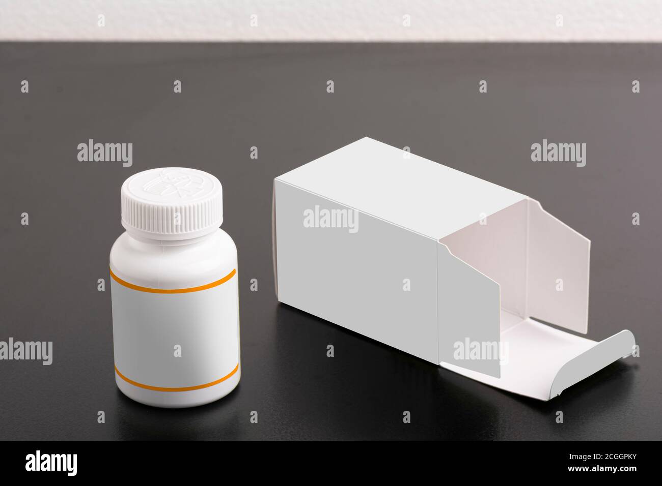 Pillbox supplemento dietetico bottiglia con pacchetto sullo sfondo, modello di serie mock-up modificabile pronto per il tuo design, percorso di selezione incluso. Foto Stock