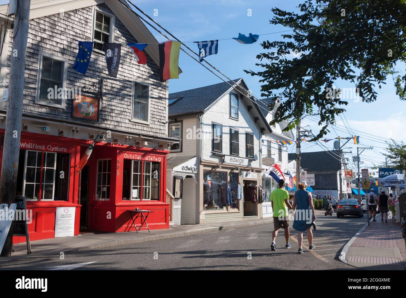 Commercial Street a Provincetown, Massachusetts, con ristoranti e negozi. Foto Stock
