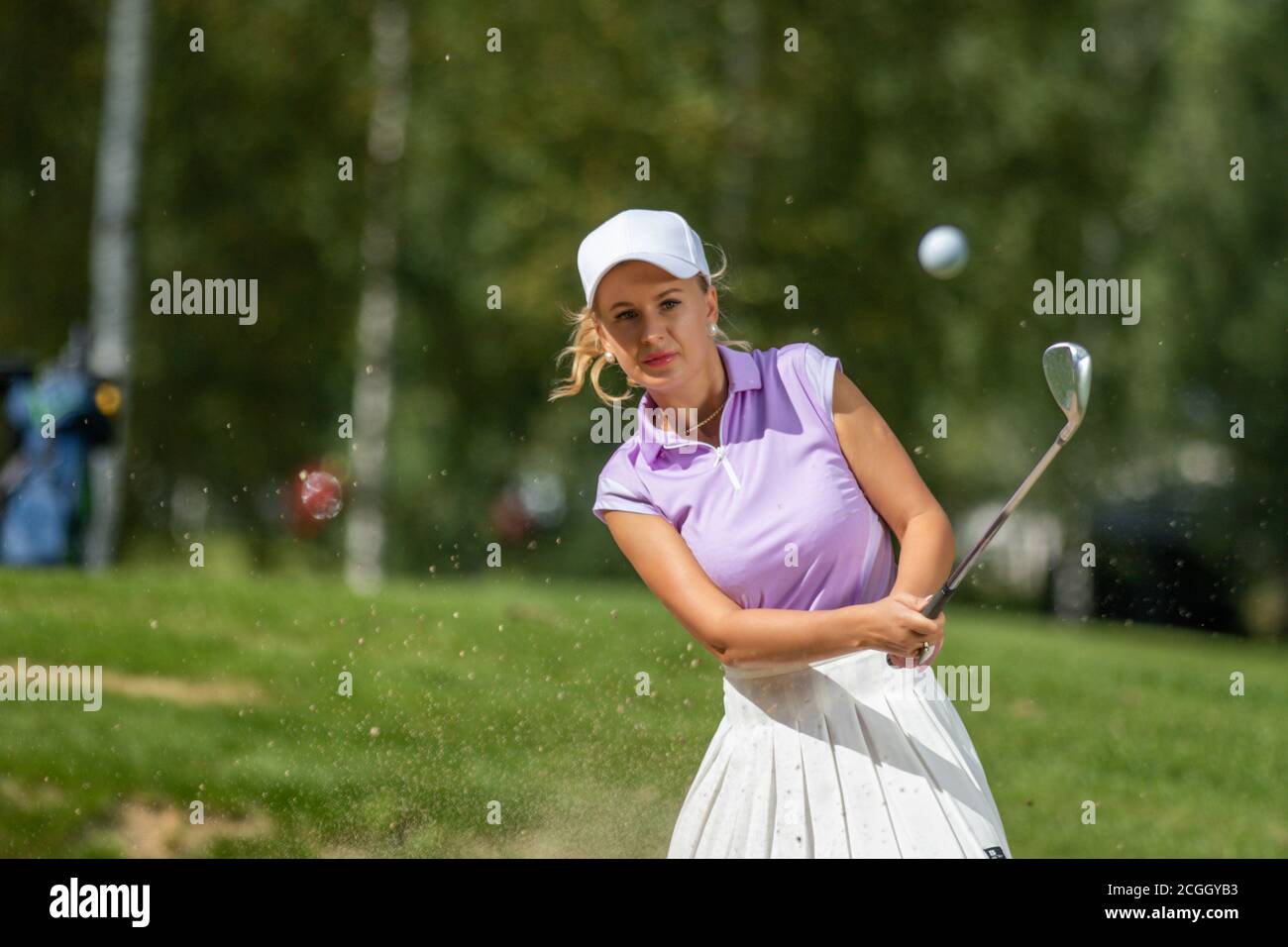 Il golfer colpisce con un randello durante il torneo Foto Stock