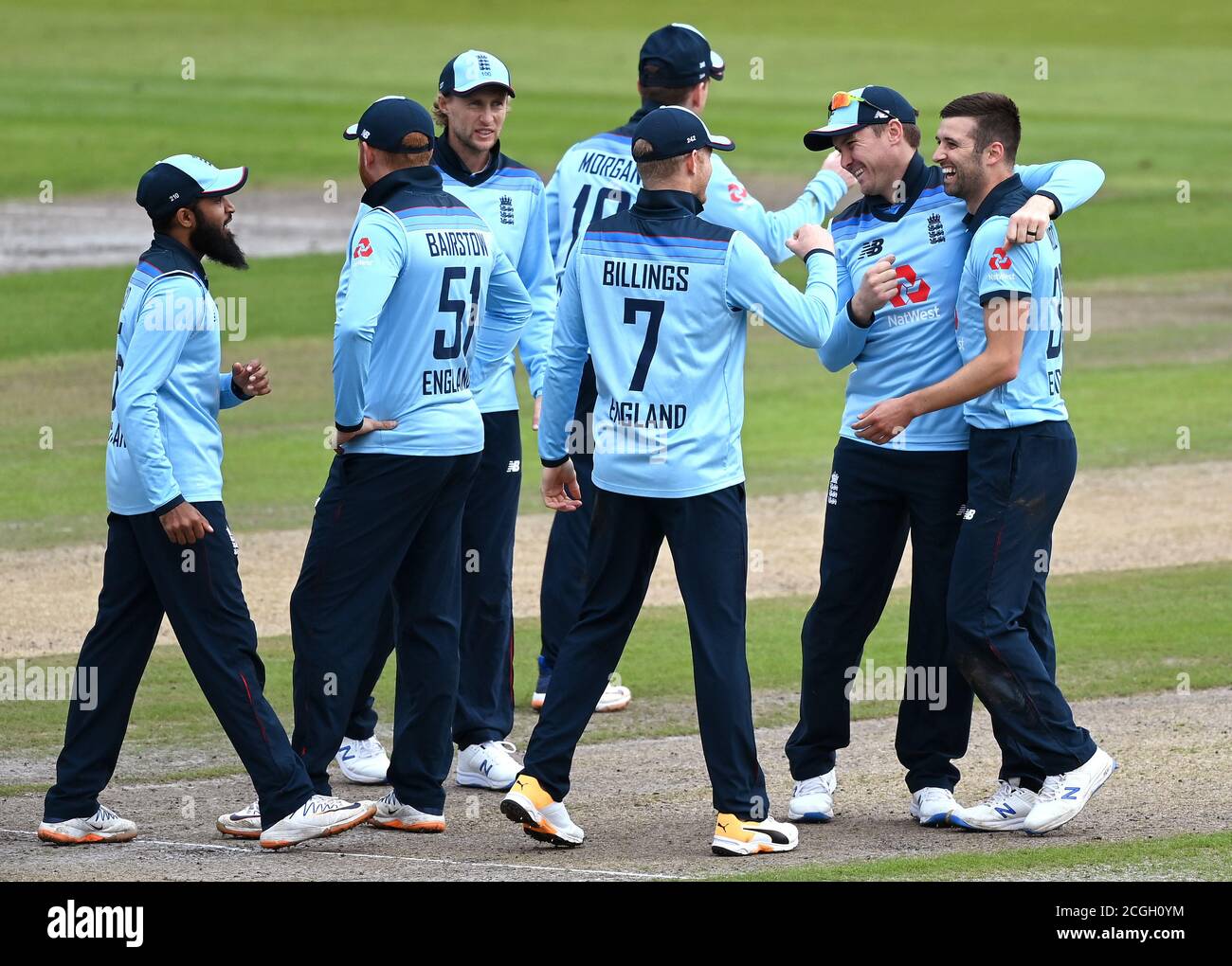 Mark Wood (a destra) in Inghilterra celebra il lancio del wicket di Marcus Stoinis (non illustrato) con i compagni di squadra durante la prima partita ODI Royal London a Emirates Old Trafford, Manchester. Foto Stock